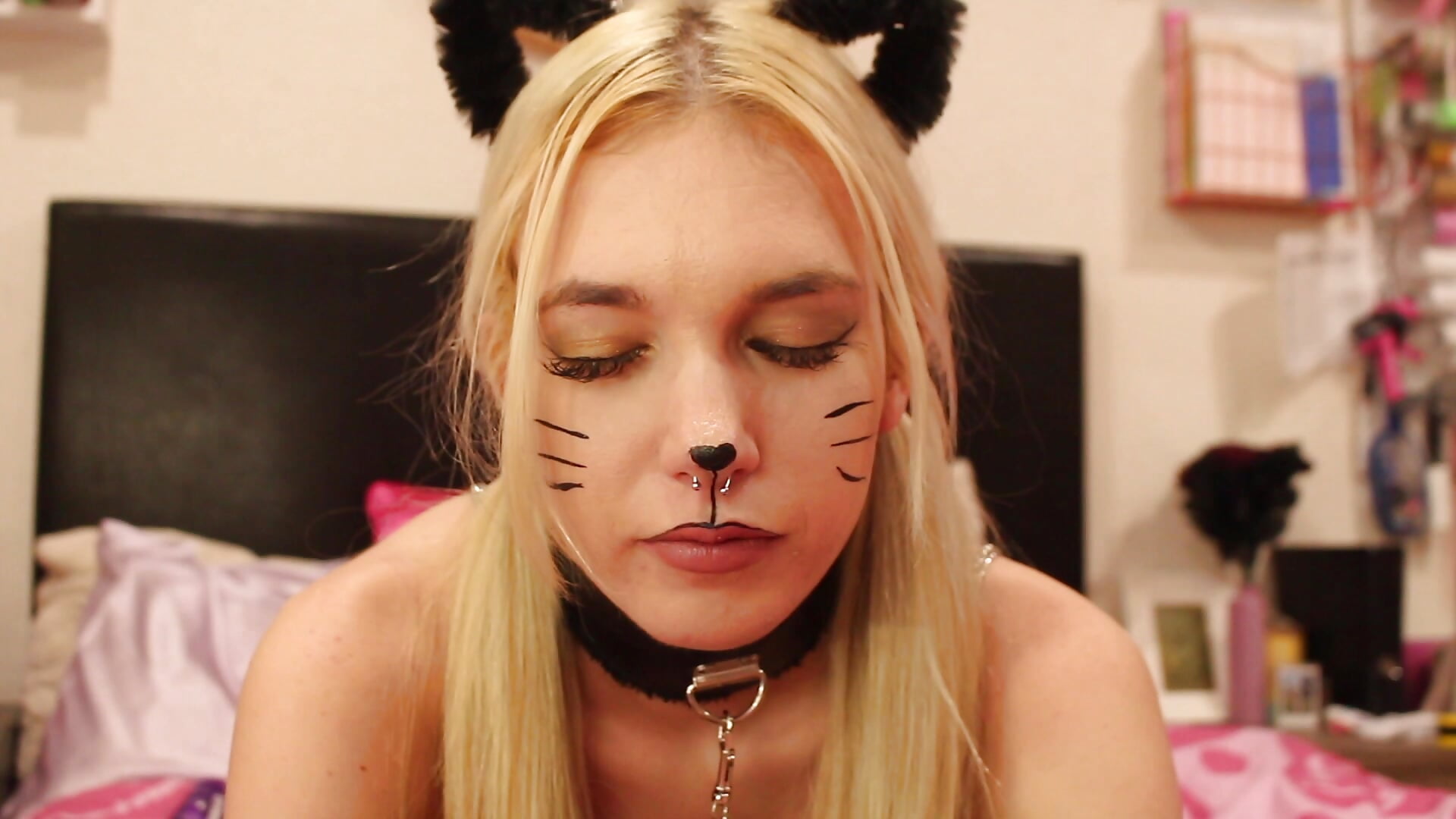 Black cat Polly wears a cat tail butt plug! 😽 - video by pollyblue cam model