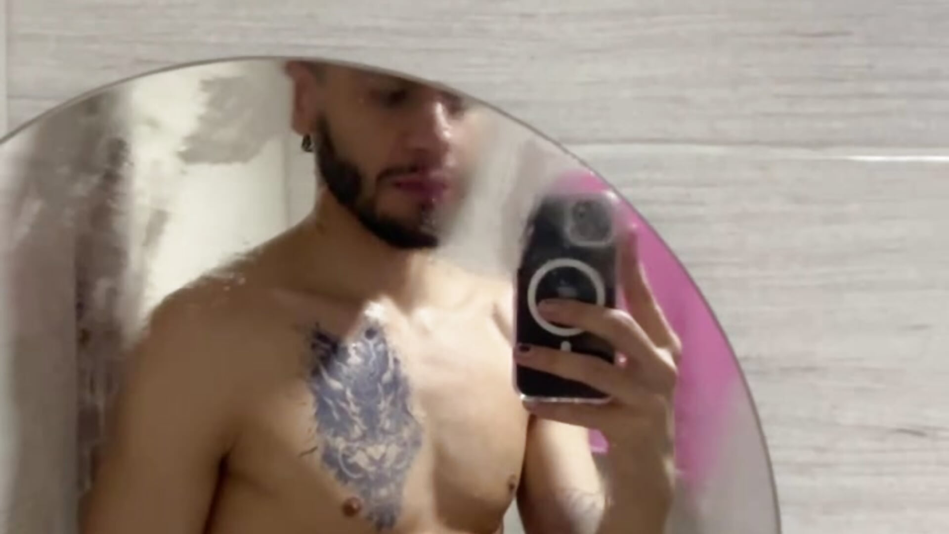 video en el espejo de baño con tatto - 視頻由 RyanMira 主播提供