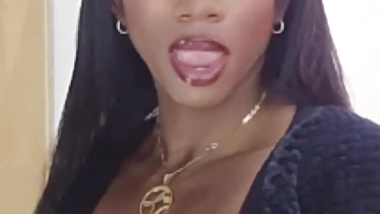 "I'm at 100 and I only think about having you very, very, very close to me."🍒 — filmik enderlis, modela(-lki) na kamerkach