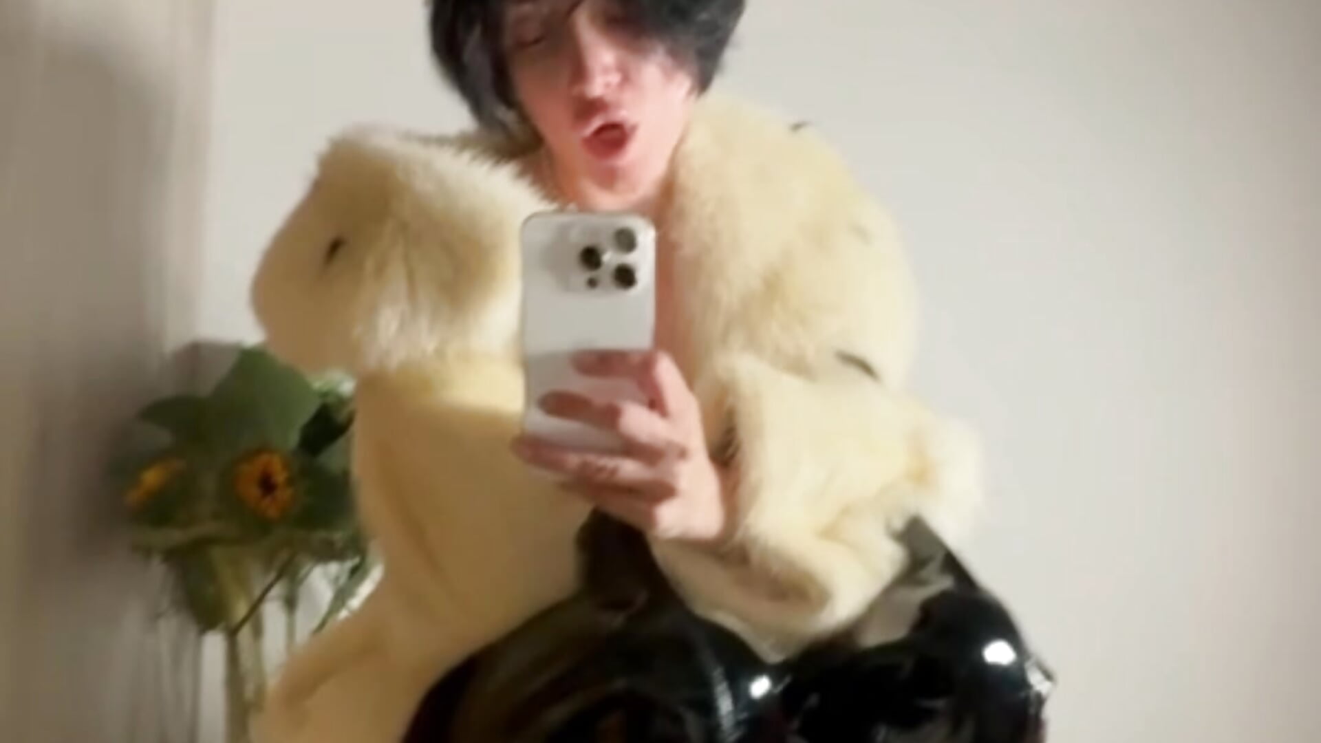 Fur and heels - video oleh _Misha_Addams_ kamera model