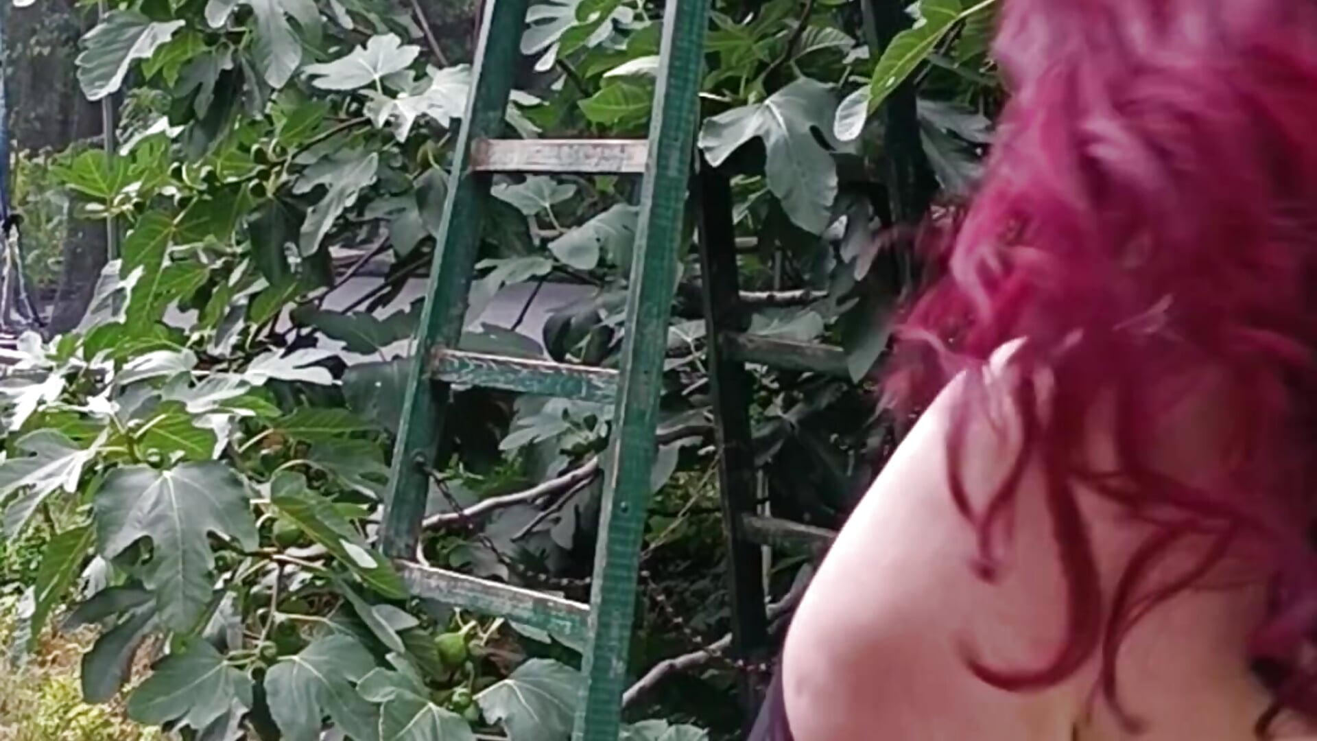 gardening on a leader - video di BBW-Ginger modella di cam