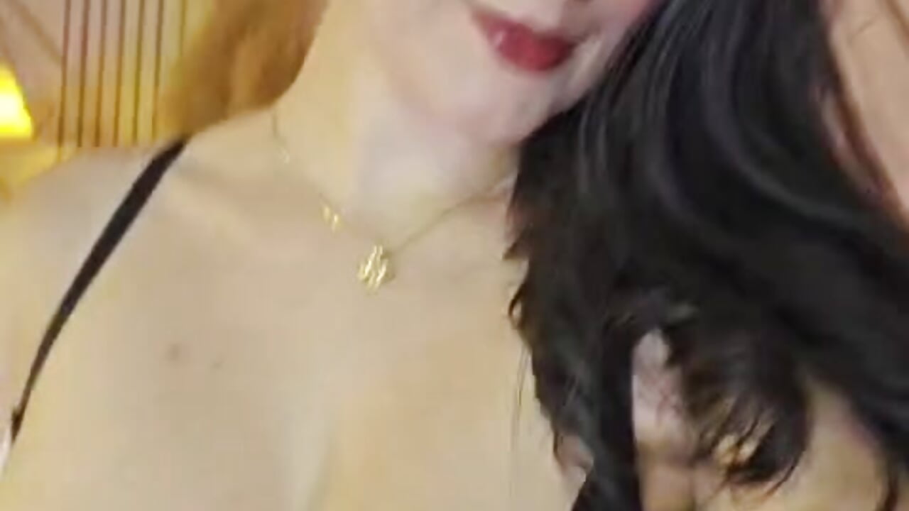 SEXY MAID 🖤 - video di ChloeRem modella di cam