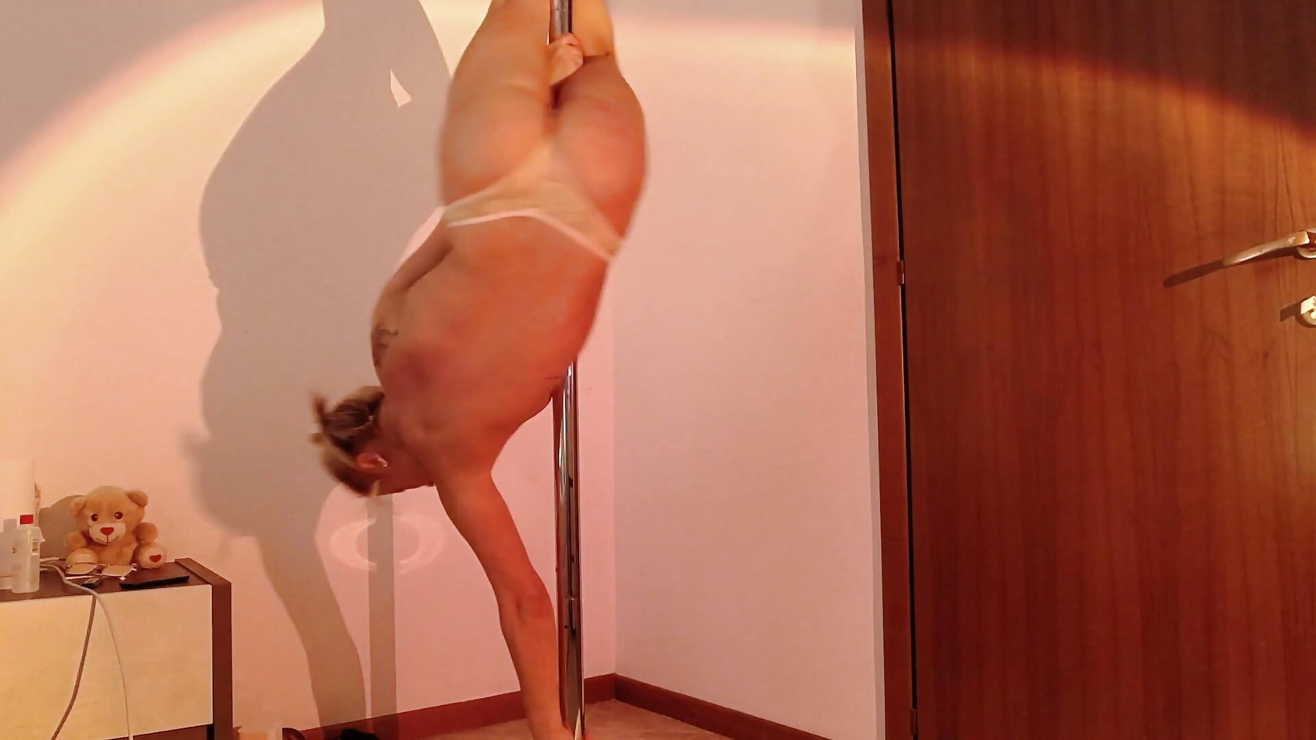 Pole Dance Routine - FULL - Stripshow, Fire Play, True Acrobatics - video av ReallyLustfulWoman cam-modell