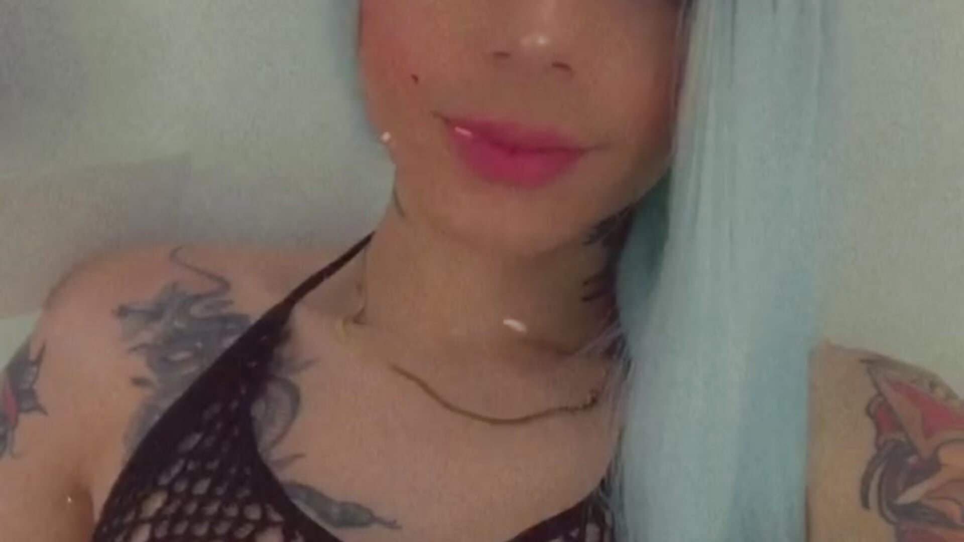 Kisses bitches π»β€οΈ - video by mistres_sammy cam model