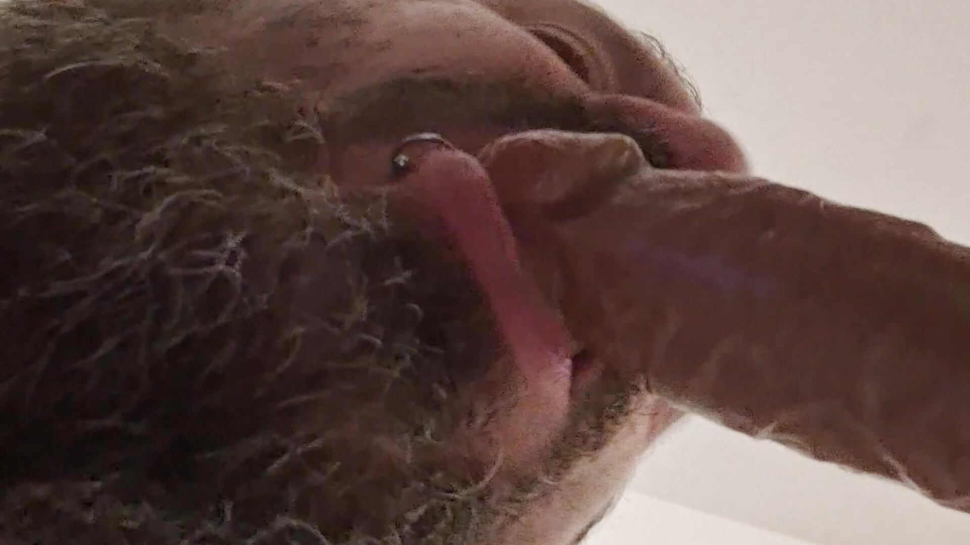 Succhio dildo con sborrata in bocca