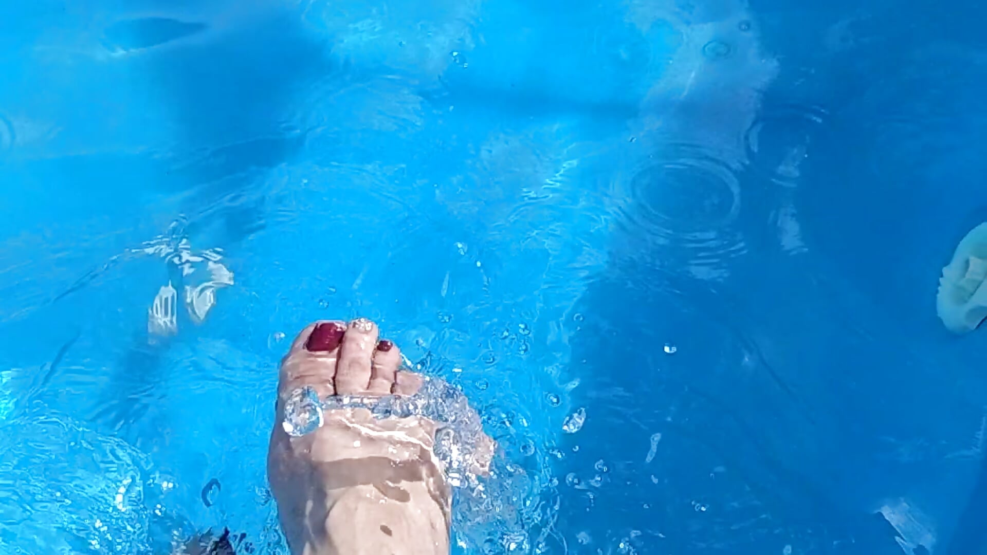Feet in the water - video by Luna18Pink cam model