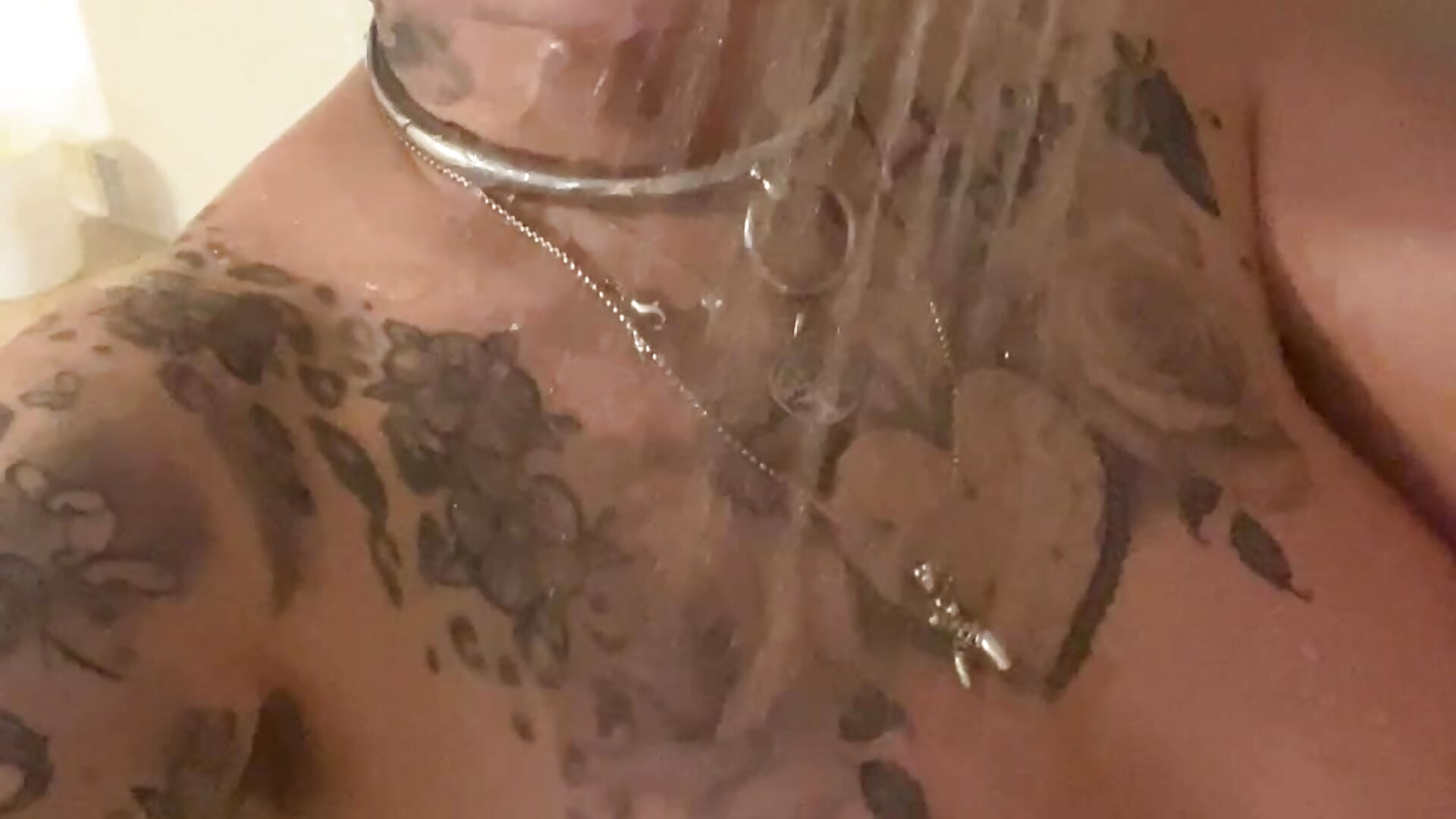Naughty Naked Showertime – видео вебкам-модели NinaVegas