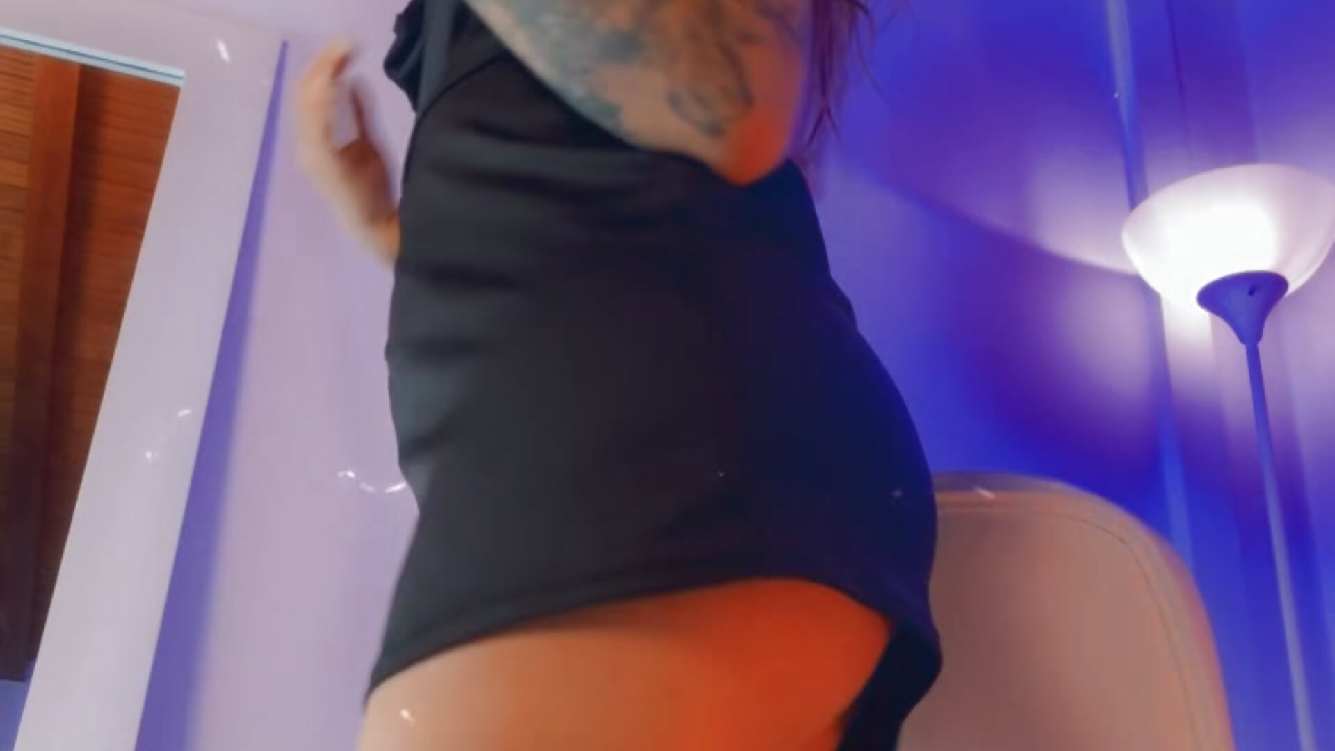 I turned around just so you could enjoy the view… don’t waste it 🤩 - video oleh model kamera mariablonde