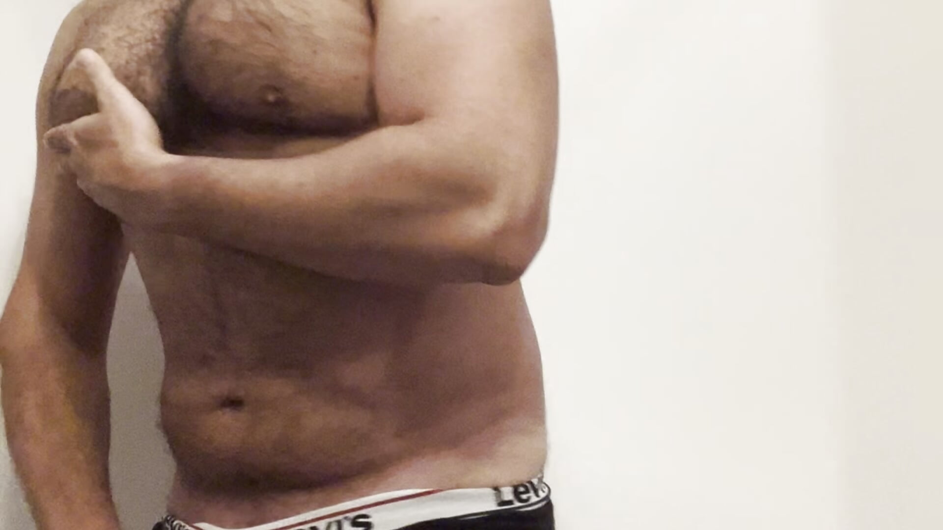 Getting naked in the shower - 視頻由 arielenbsas 主播提供