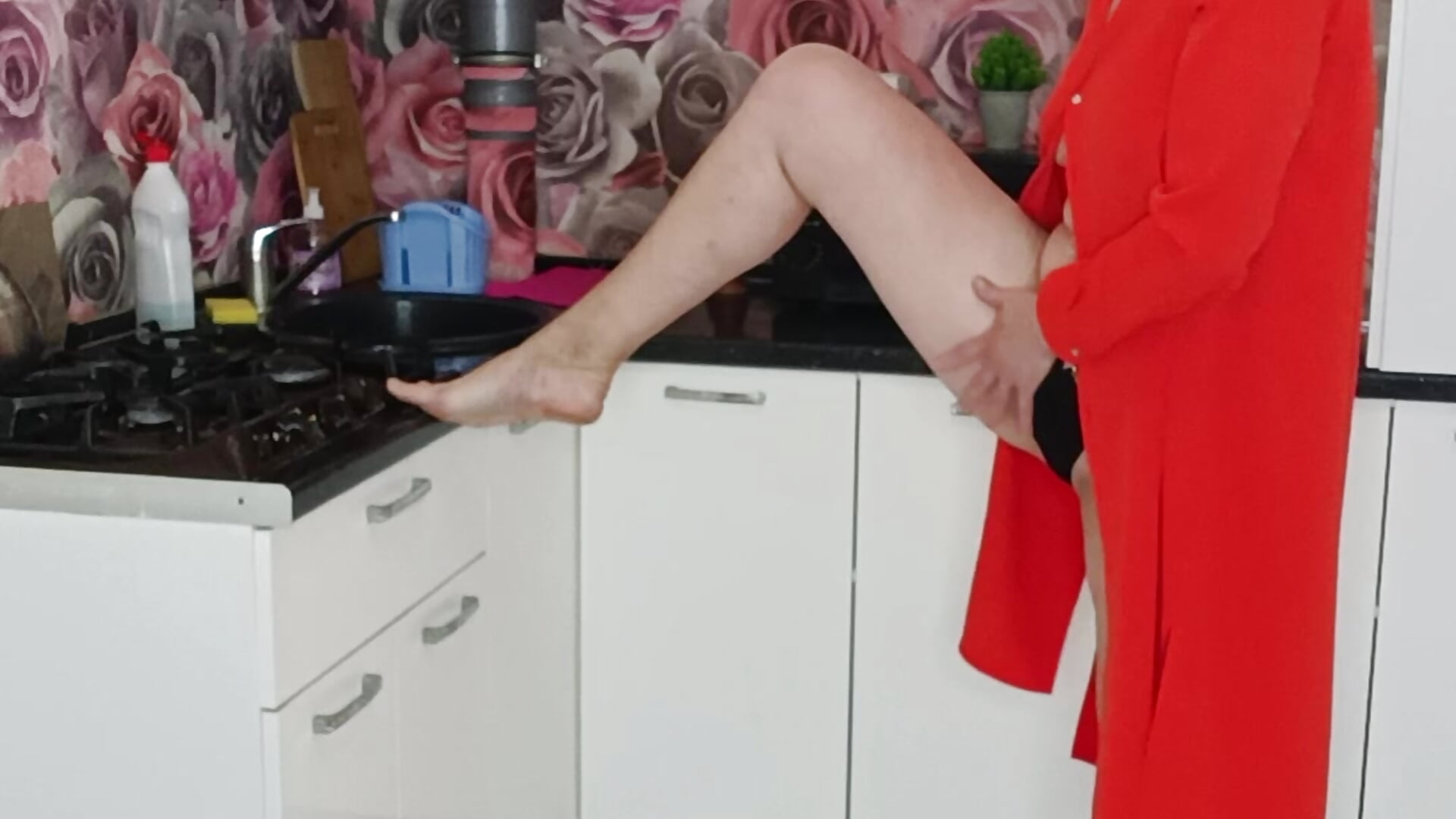 A dance in red in the kitchen + a double orgasm – video af AN555NA