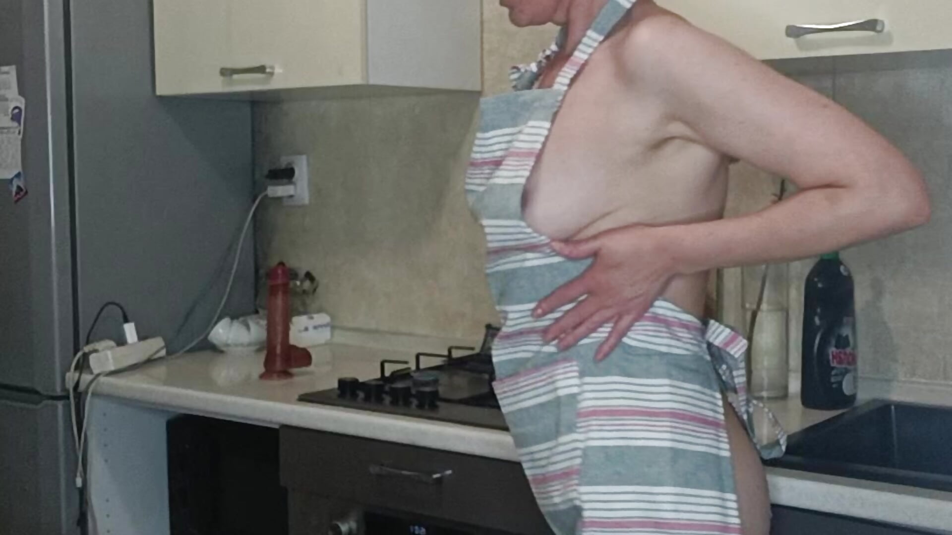 Orgasm in the kitchen in an apron - video di AN555NA modella di cam