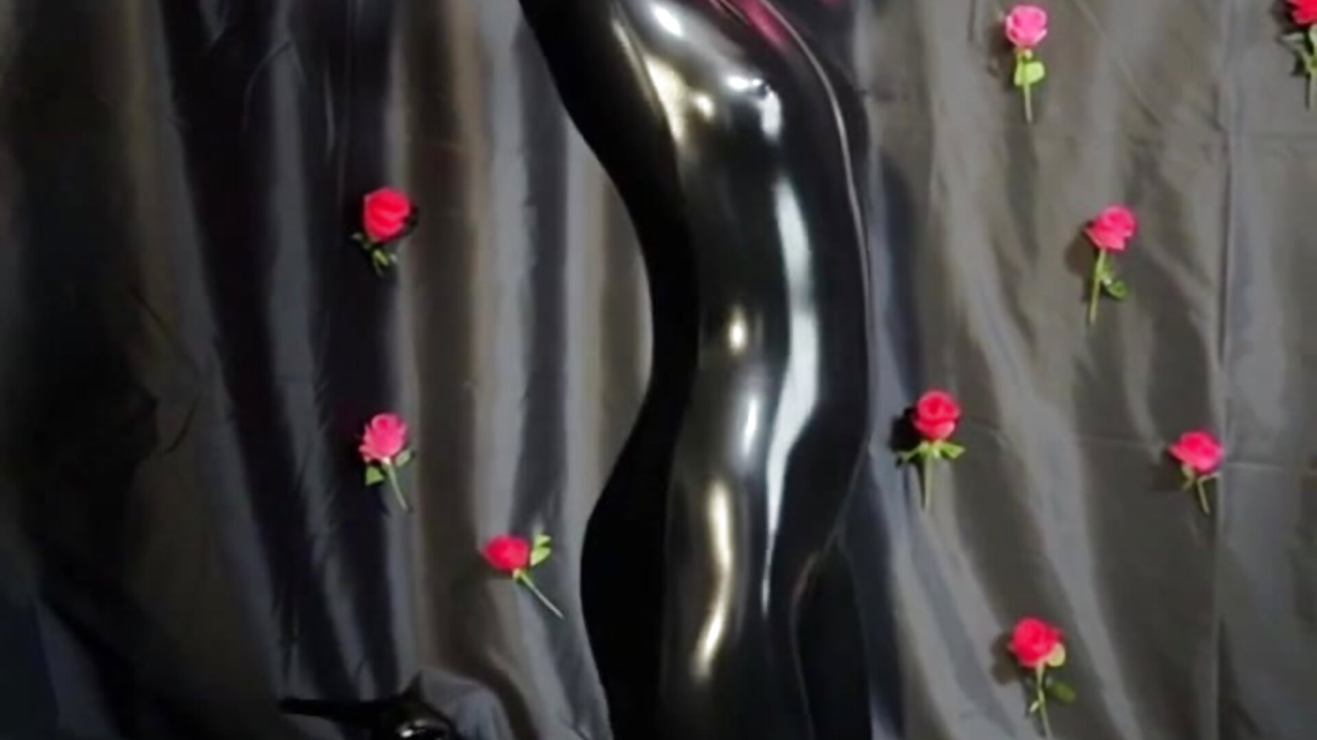 How about a jet black lunoryn? - video của người mẫu cam lunoryn