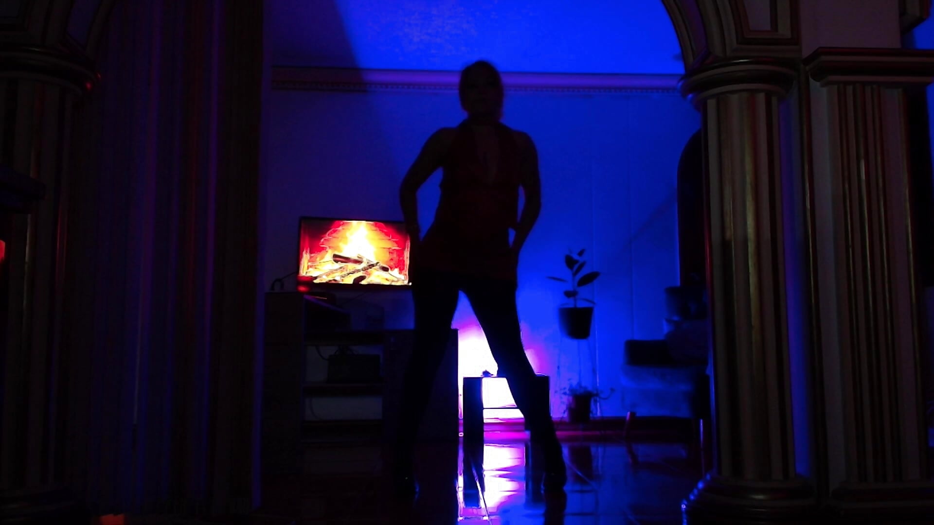 in the shadows - clip cu missmabelle model videochat