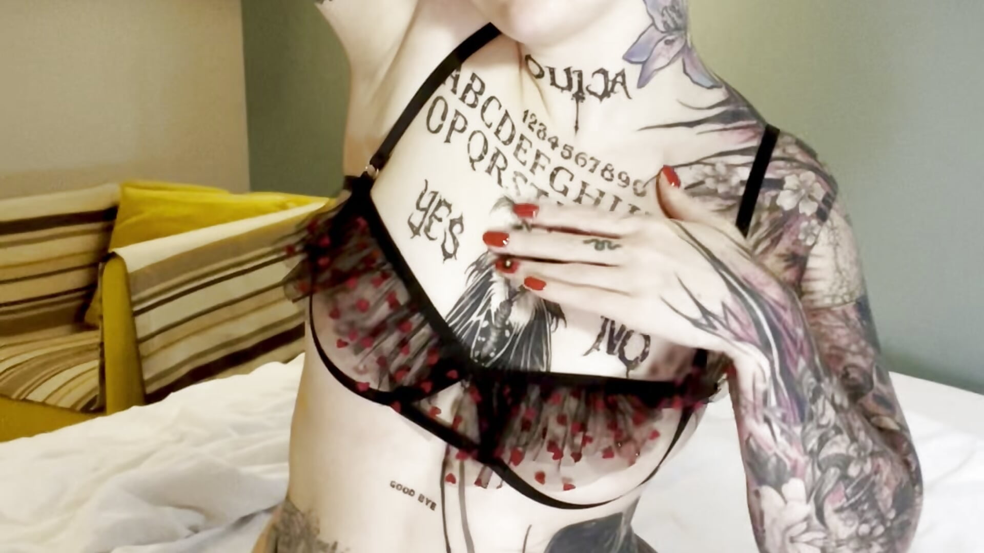 Black suits me - video di Magic_Allie modella di cam