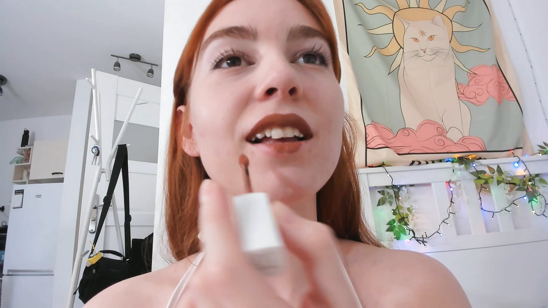 PAINTING MY LIPS - βίντεο μοντέλου Mia_Madden