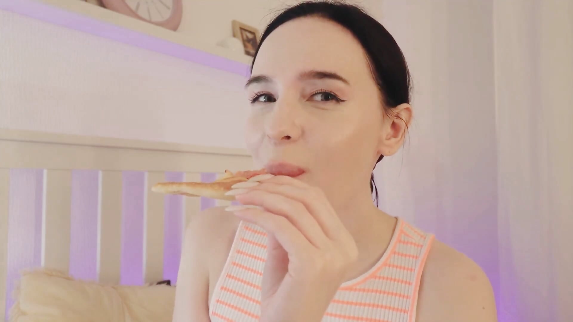Eating Pizza - video by Mermaid_Melody cam model