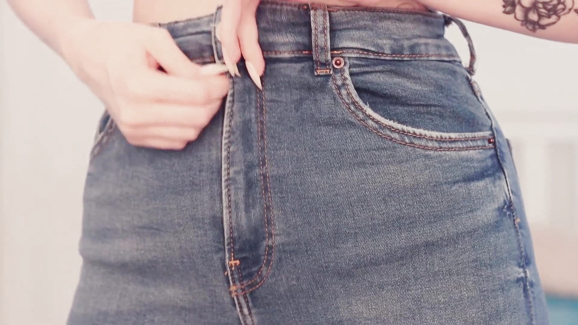 Getting ready for the day - video by Mermaid_Melody cam model