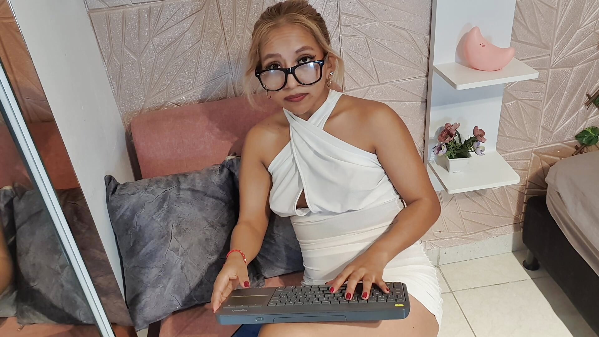 very elegant I'm putting my fingers – video od webkamerové modelky agatadelphine