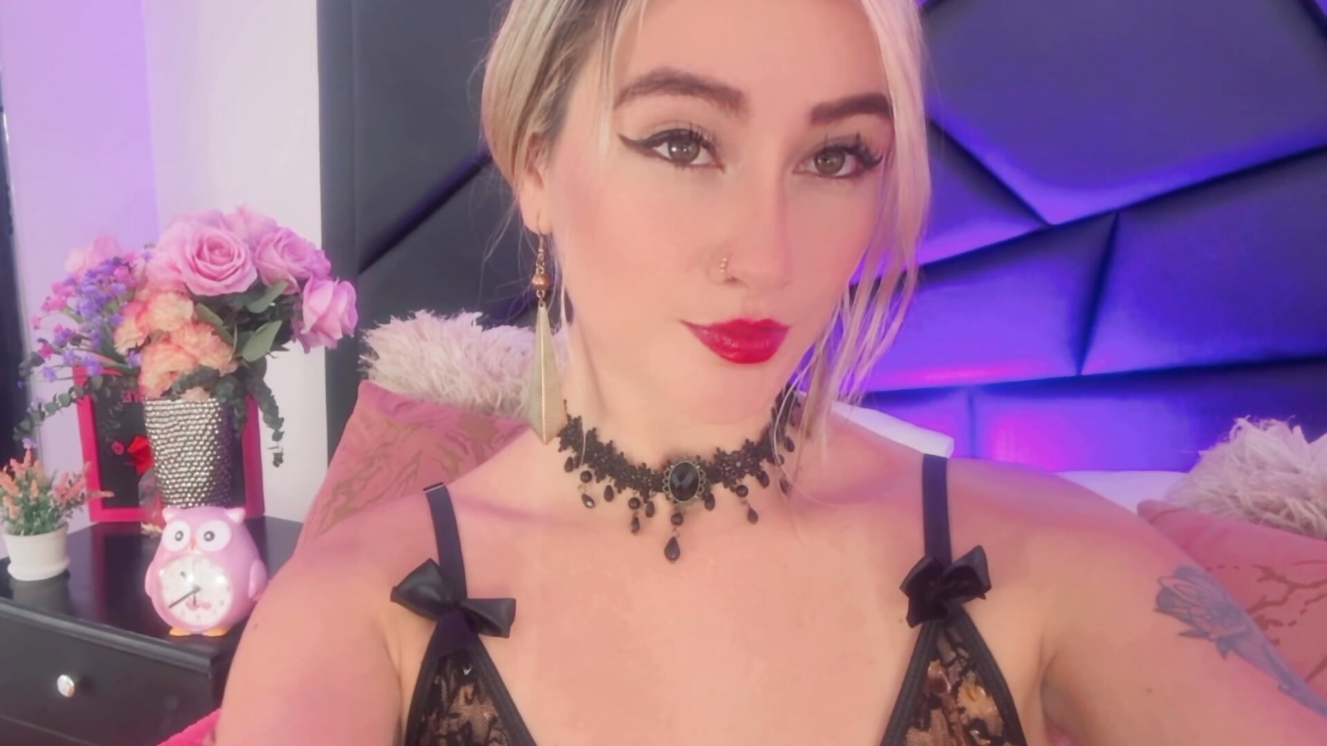 My eyes shine for you... and for the desire you provoke me."🙈❤️ - video di MaryDeniro modella di cam