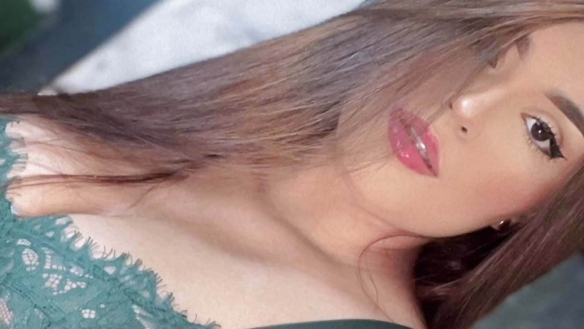 Do you want a kiss?💋 - فيديو من dulce__hills موديل الكام