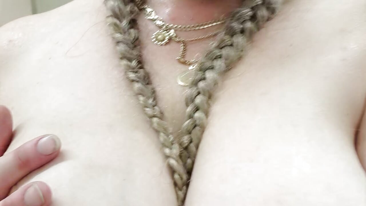 profile-intro-video-titty-squeeze - clip cu Off_the_Lesh model videochat