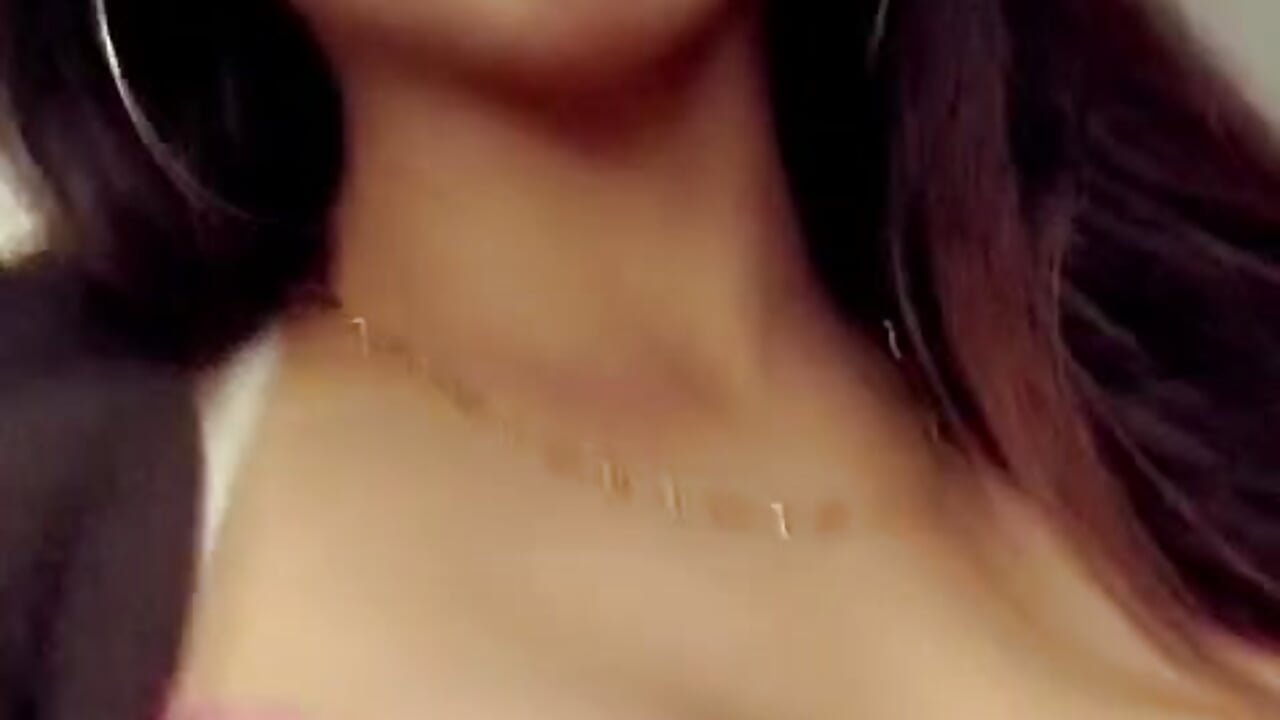 showing tits on public transport – video od webkamerové modelky Sweet_camille