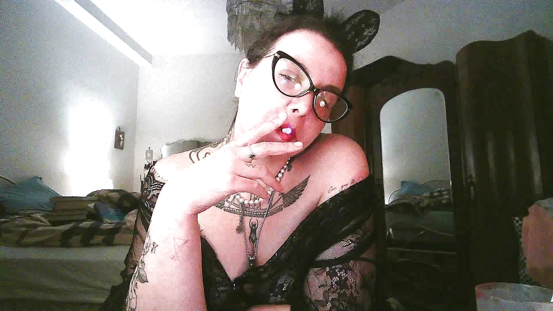 Smoking in red lipstick💋 - video di AliceBehind modella di cam