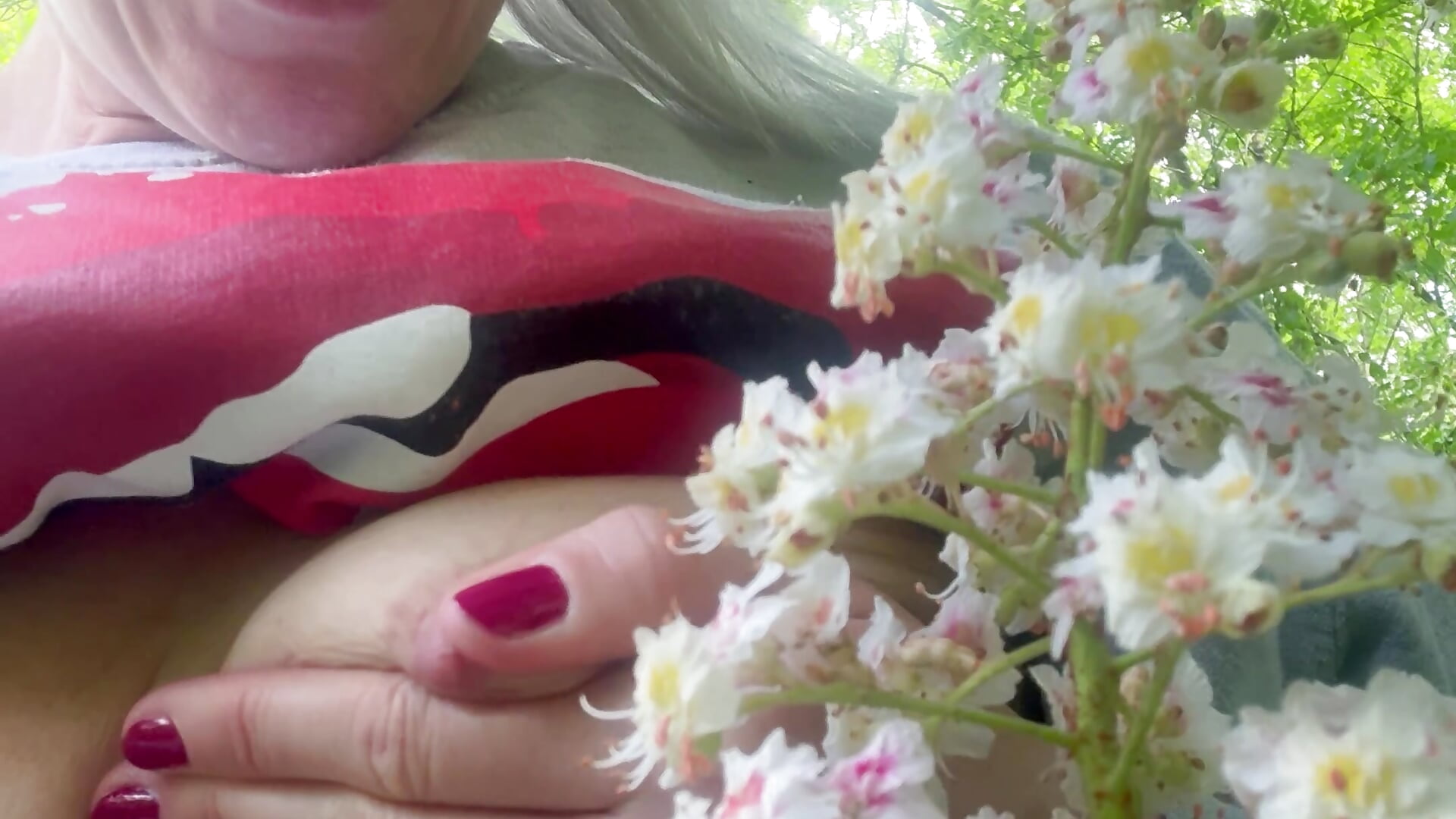 ☀️ outdoor games with breasts and nipples by the flower – video od webkamerové modelky SexyBella41