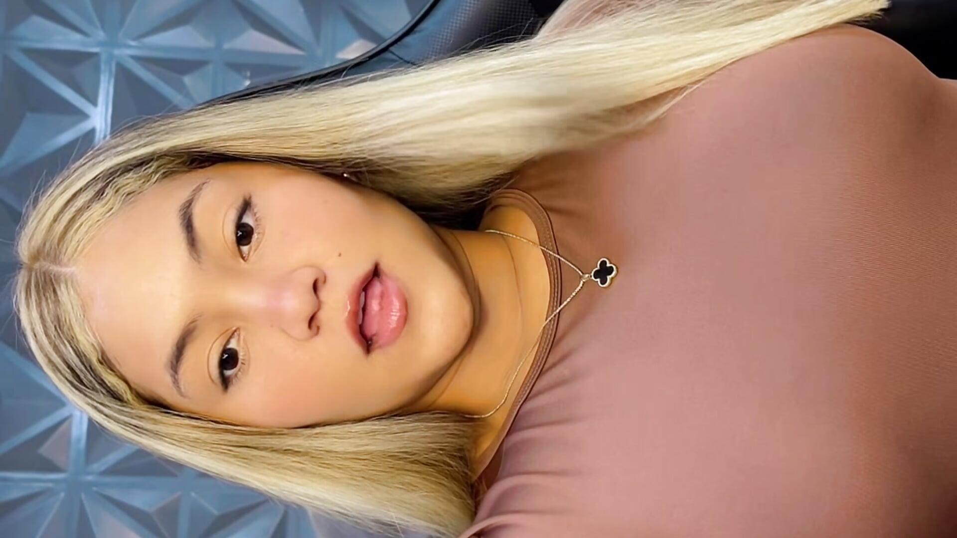 🤤 - βίντεο μοντέλου Cristal_War