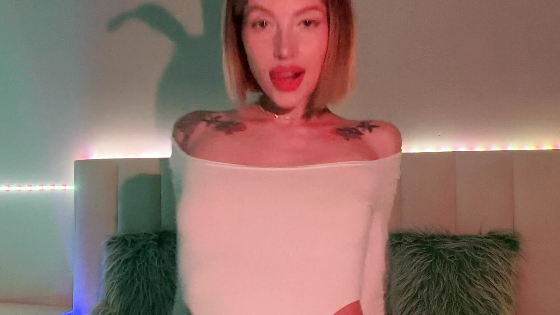 I show myself, I have a bunny tail - video của người mẫu cam ellie_miu