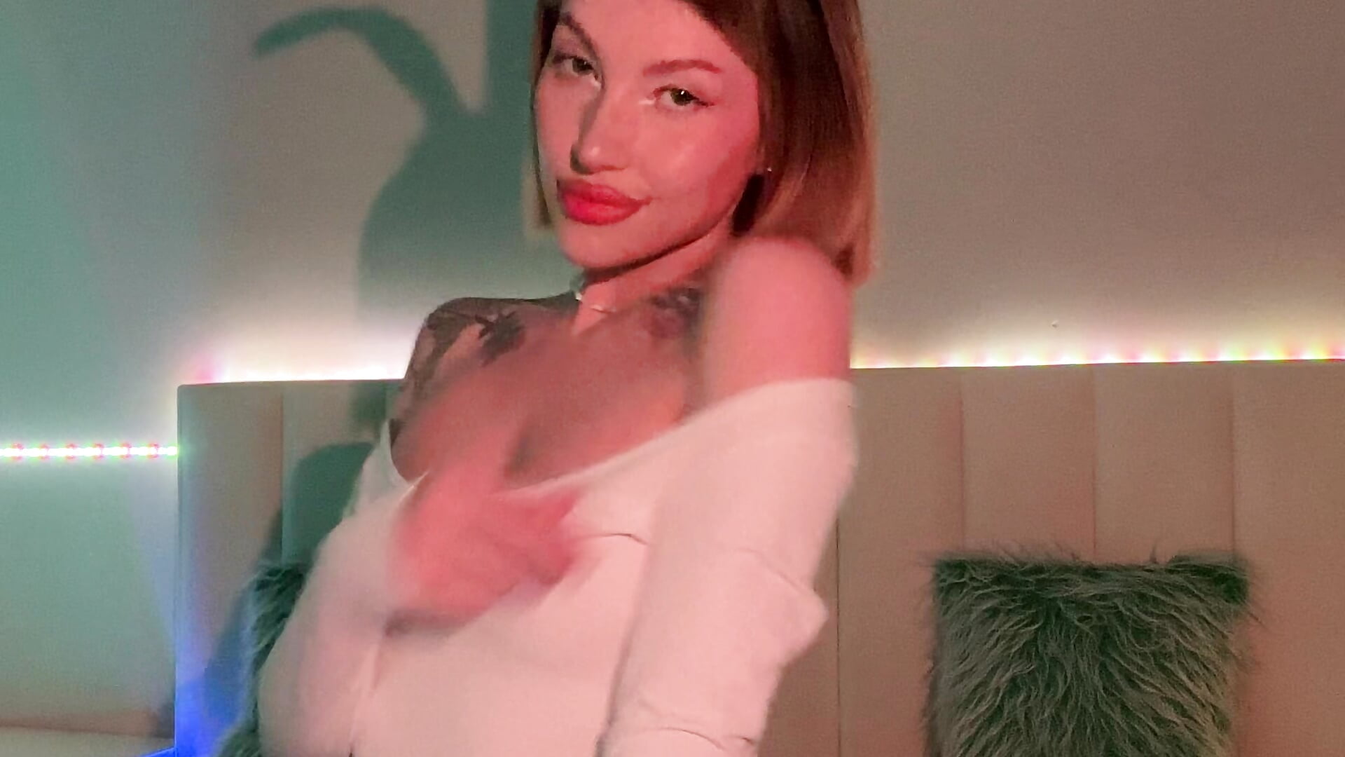 bare breasts in a bunny costume - video của người mẫu cam ellie_miu