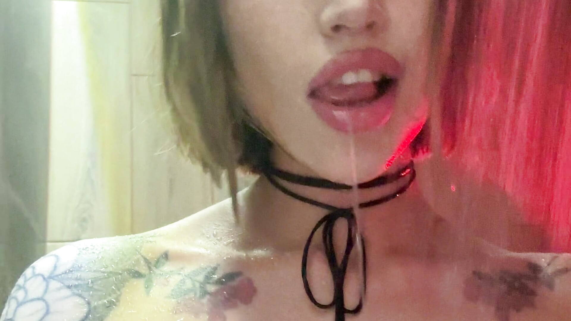 I wash in the shower - video của người mẫu cam ellie_miu