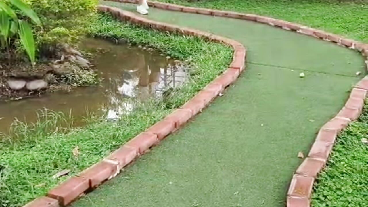 First time playing mini-golf😆😆😆 - vidéo du modèle de showcams Holyjacky_