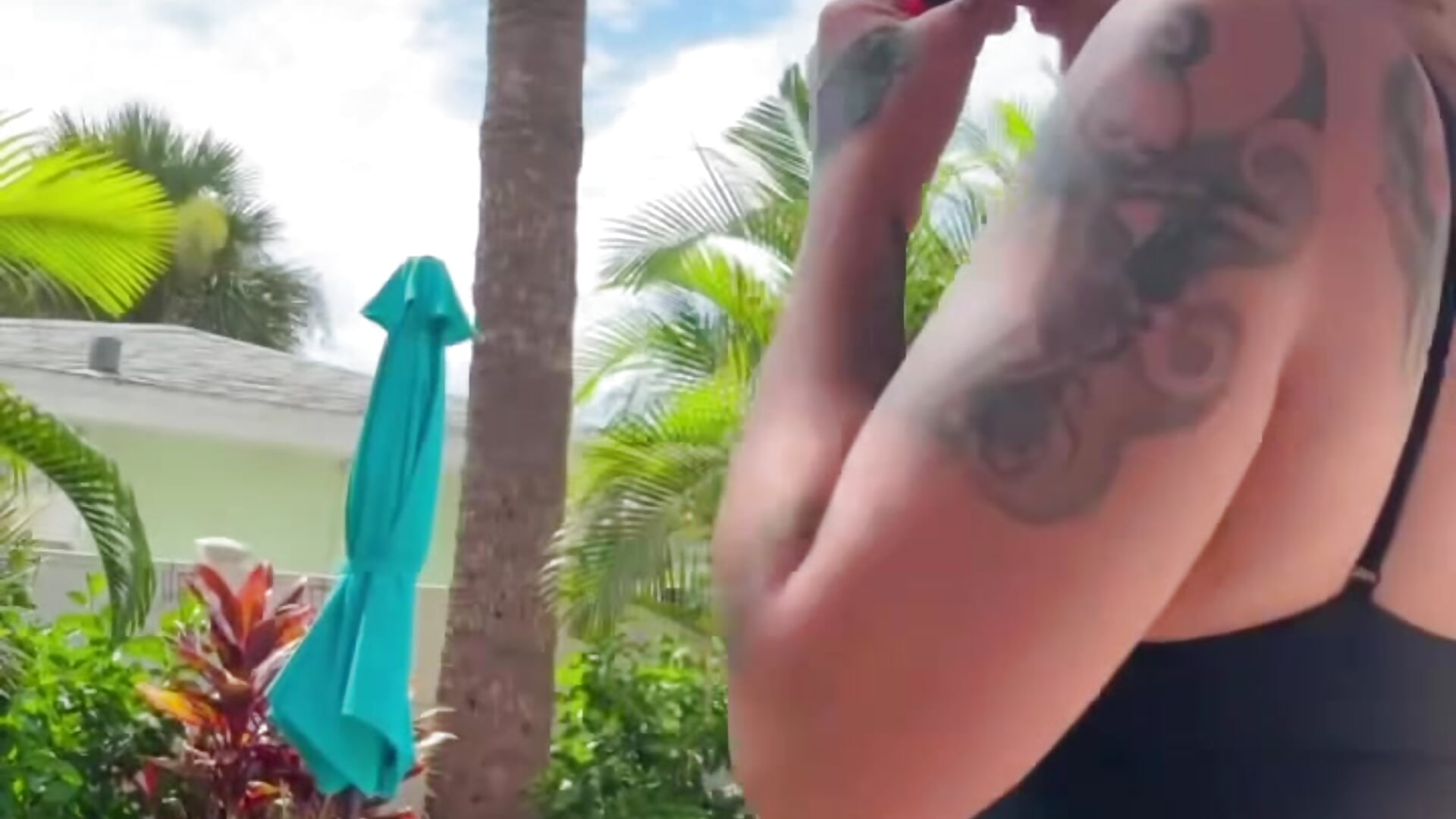 Backyard booty shakes - video by naked_siren cam model