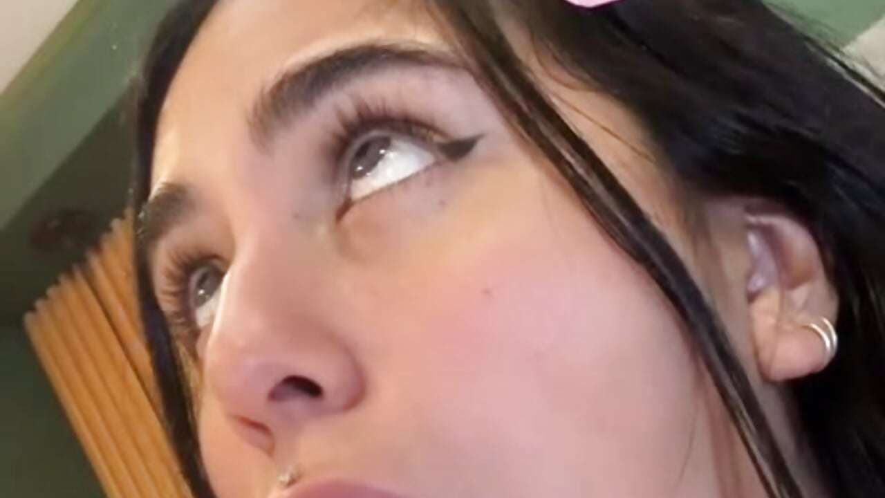 Don't you wish I could look into your eyes like this while I'm on my knees? 🩷🔥 - video di isabella_cooper9 modella di cam