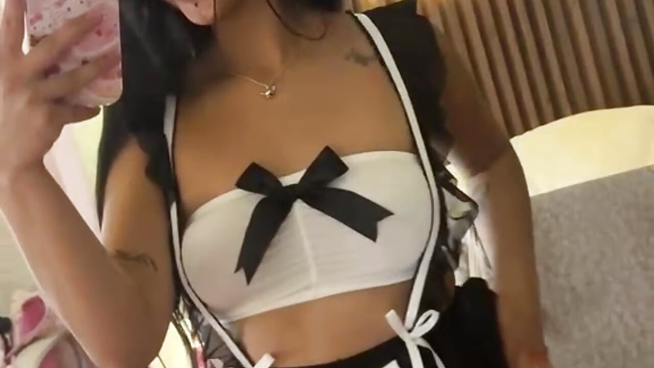 🩷Your maid wearing a dress that's a little shorter than usual, leaving plenty to the imagination 😈 - video di isabella_cooper9 modella di cam