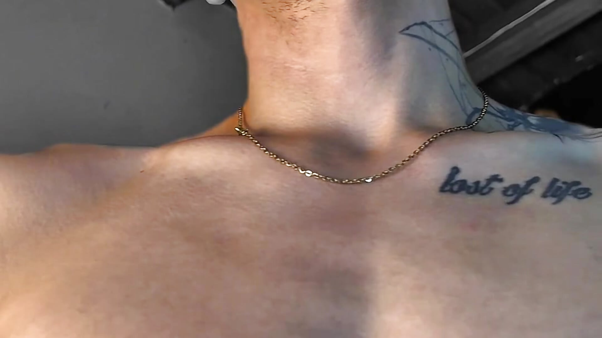 stronge and tattoed body - video di french_sexx modella di cam