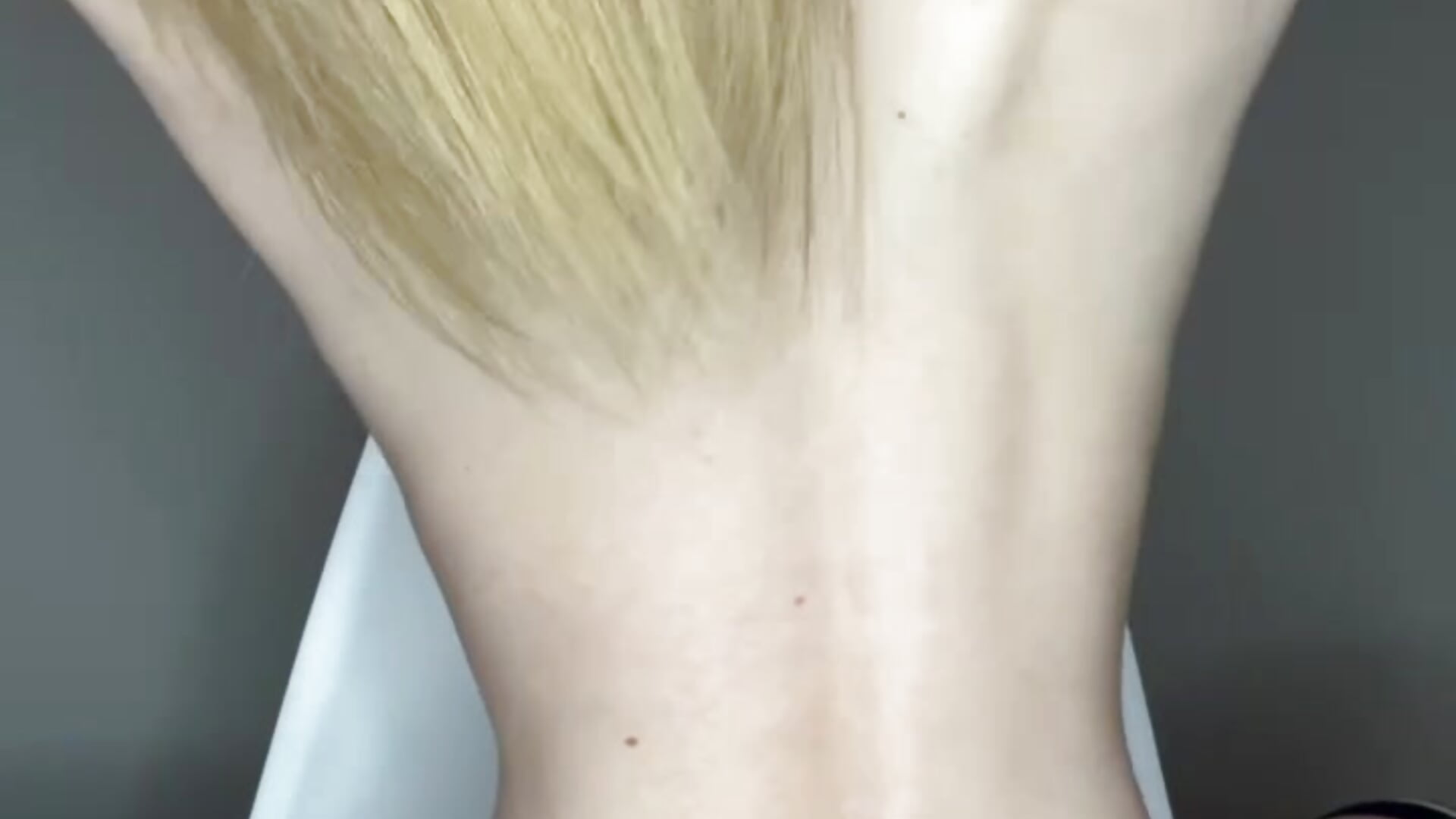 Dancing on a chair ♥ - video di Elis_Fox modella di cam