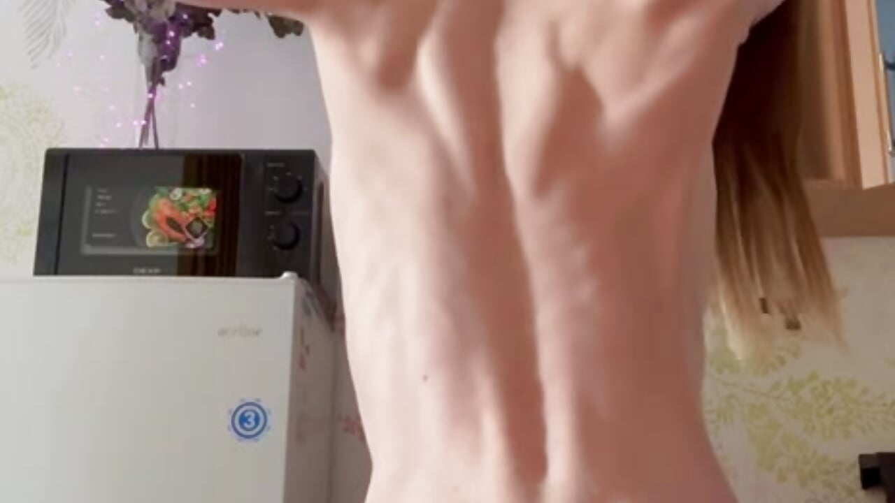 i flex my strong muscles for you! - video di Elis_Fox modella di cam