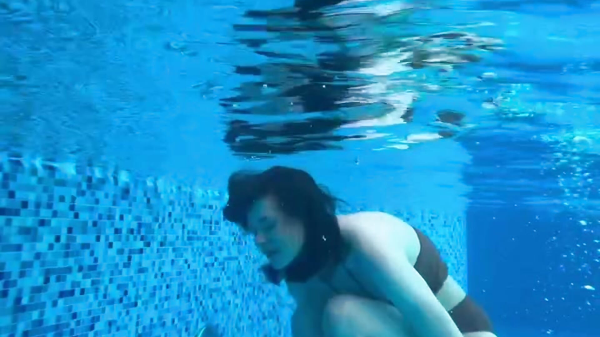 in the pool - Times__Square 的视频