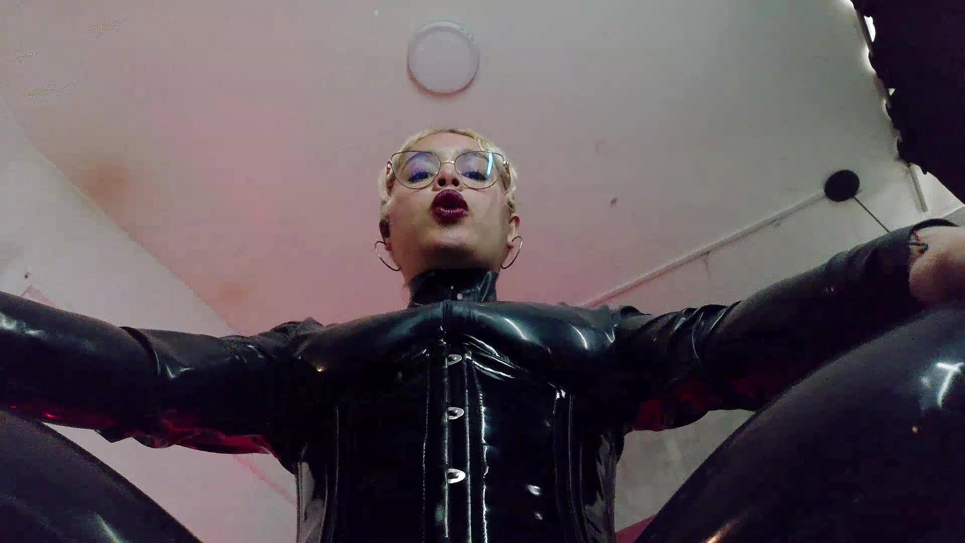 ENJOY MY TIGHT BODY IN LATEX – video af Haelycute cam-model