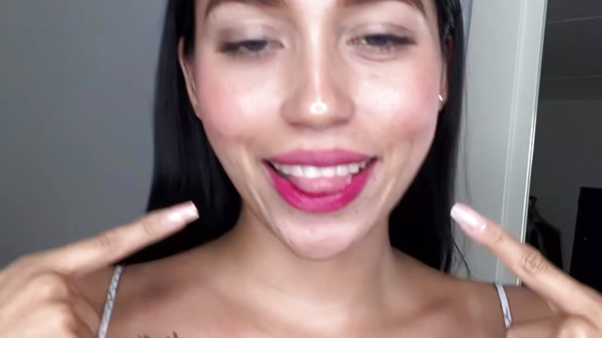 The Perfect Smile 😍😍 - video by LinayModelMVP1 cam model