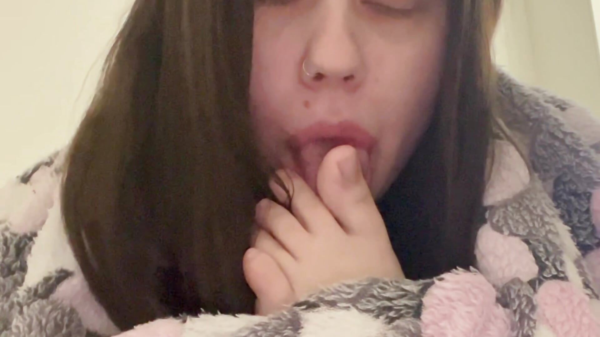 Lick toes on feet - Vídeo de Marylallka5, modelo de vídeos