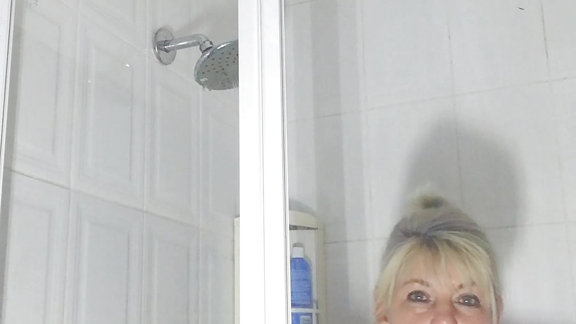 Sunday shower - Vídeo de Miahotmilf
