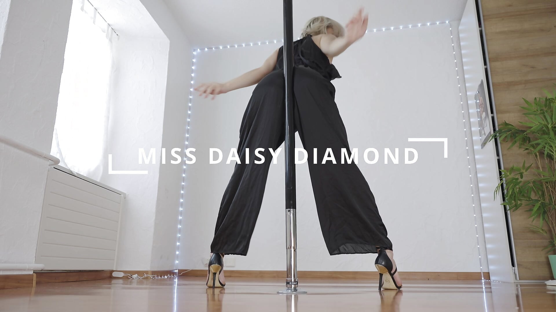 Trailer Nasty foot pole dance fetish soles worship masturbation - video by missdaisydiamond777 cam model