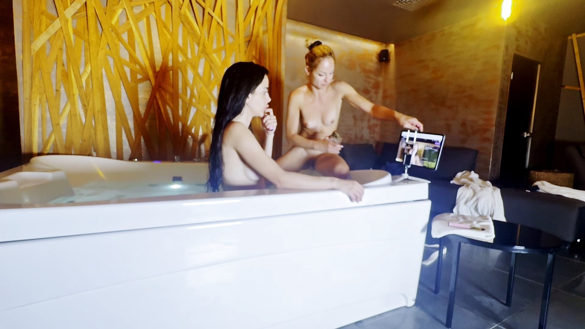 LIVE Jacuzzi spy show