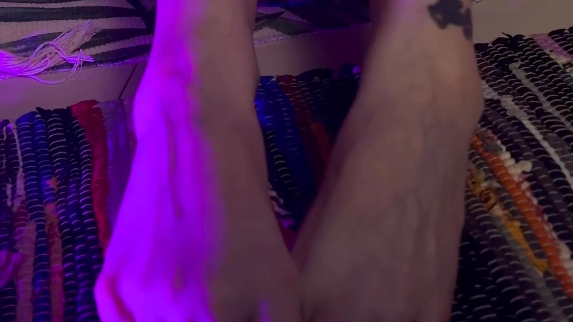 Sweet feet (A small snack) - video by VandaRossi cam model