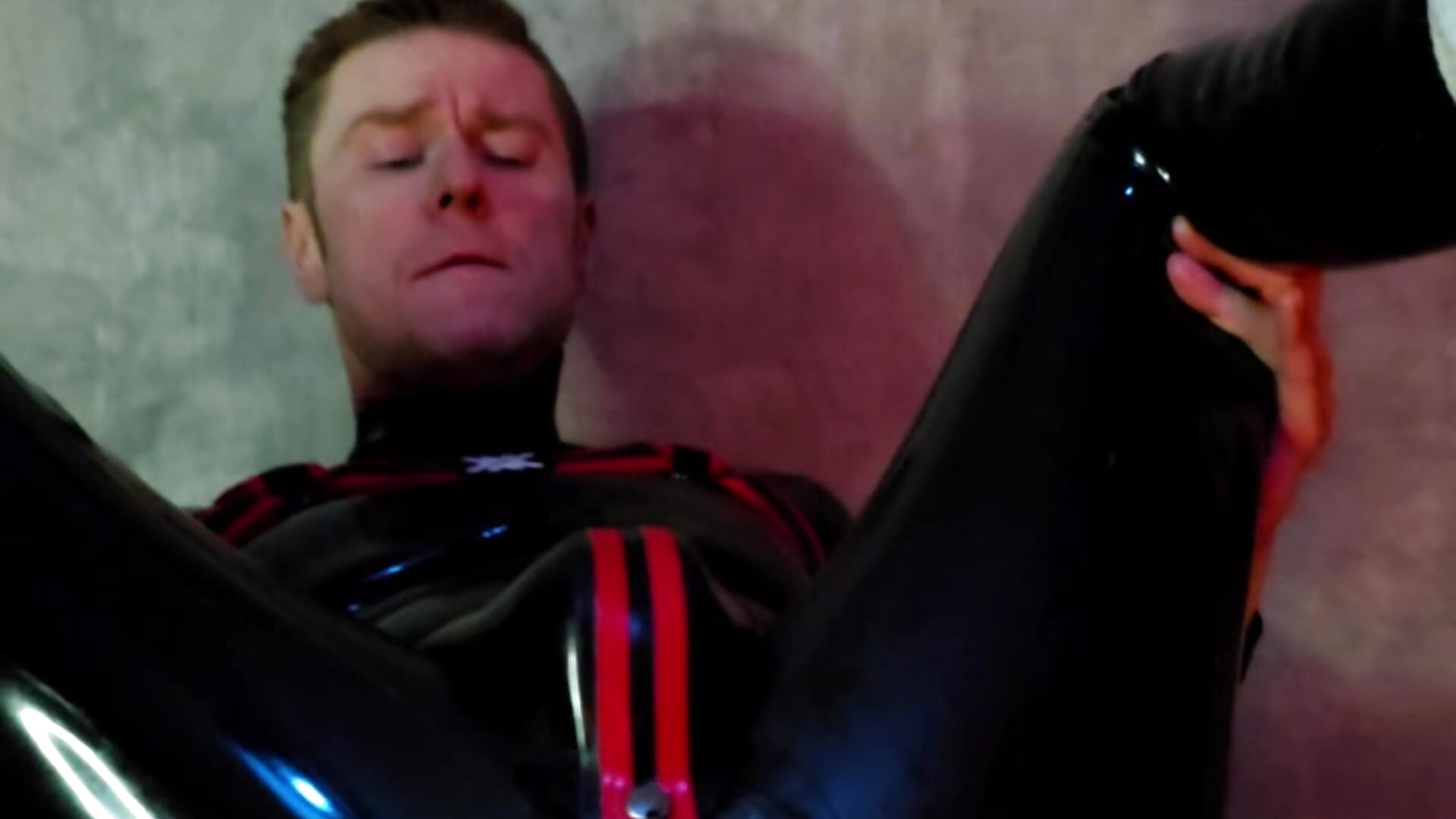 Rubber Fun and Cum - vídeo de Romanheart modelo de câmara