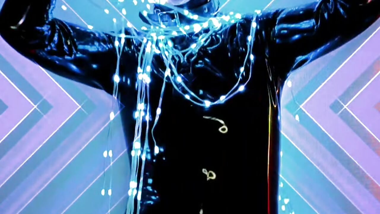 Latex Neon Vibes - video oleh Romanheart kamera model
