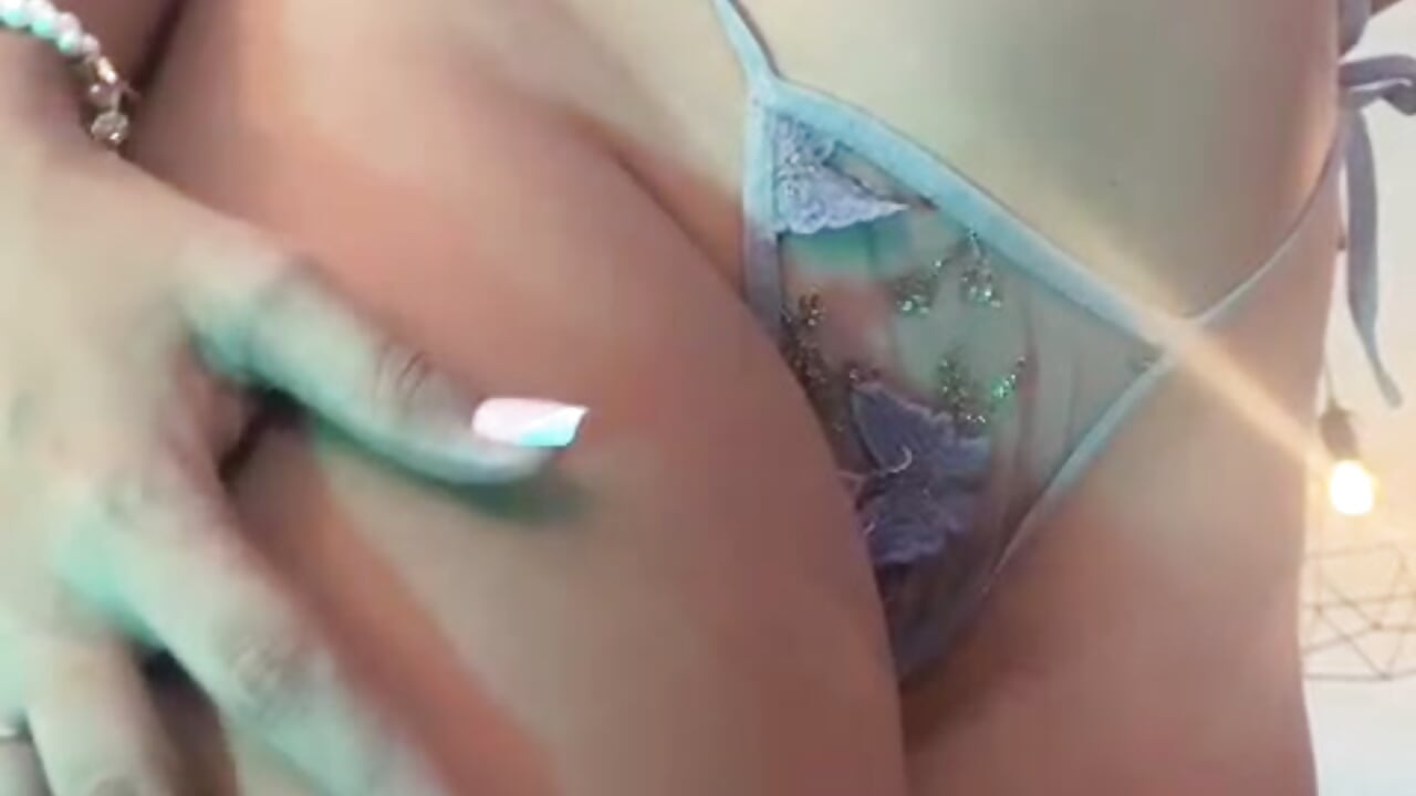 Wonderful morning guys! Your queen Ari is online! 😏🔥 - video by AriannaTorres cam model